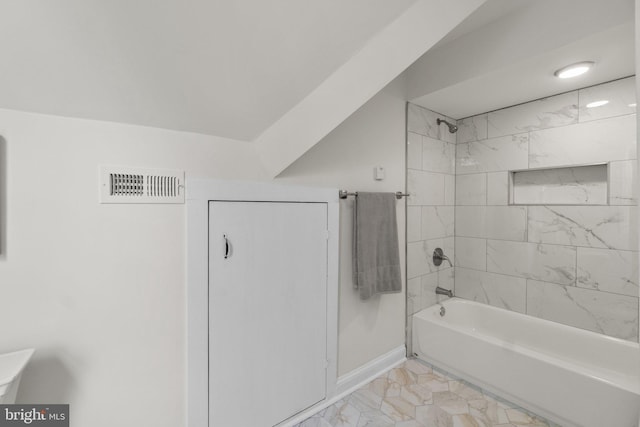 bathroom with tiled shower / bath