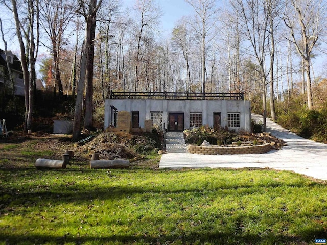 view of front facade with a front yard