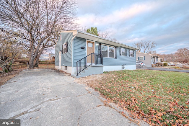 manufactured / mobile home featuring a front lawn