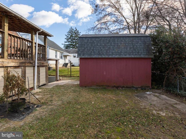 view of yard featuring a storage shed