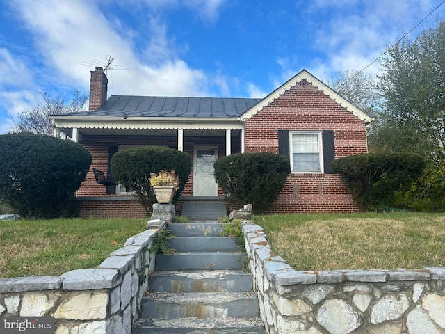 view of front facade with a front lawn