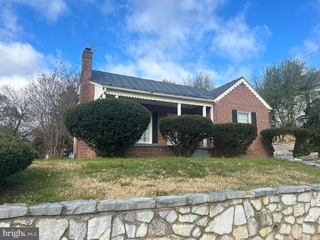 view of front of house with a front lawn