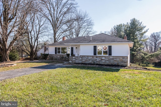 single story home featuring a front yard