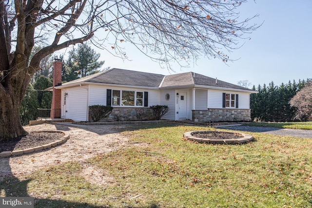 ranch-style home featuring a front lawn