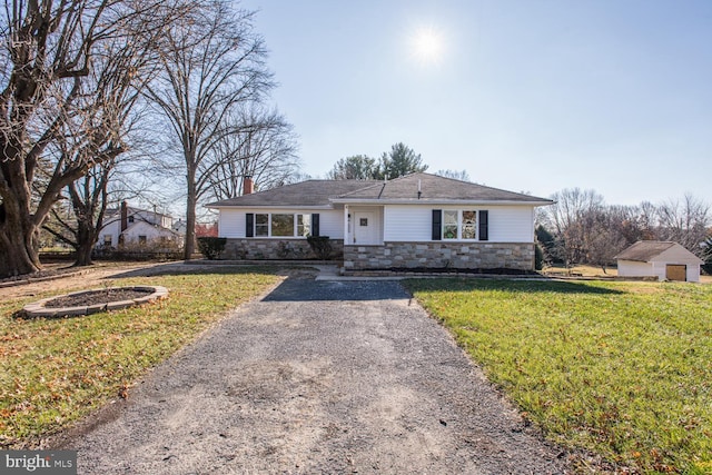 single story home featuring a front lawn