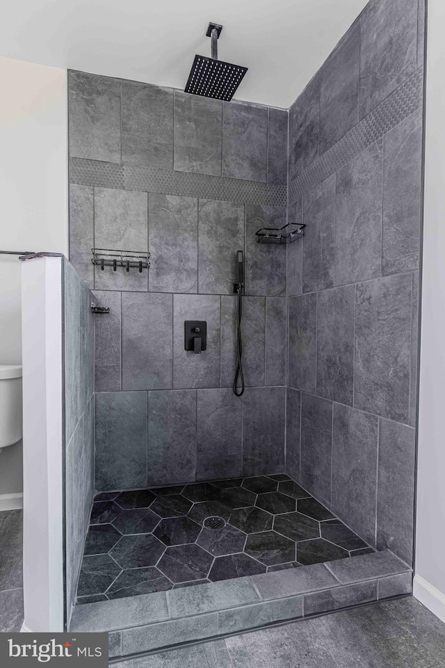 bathroom featuring a tile shower