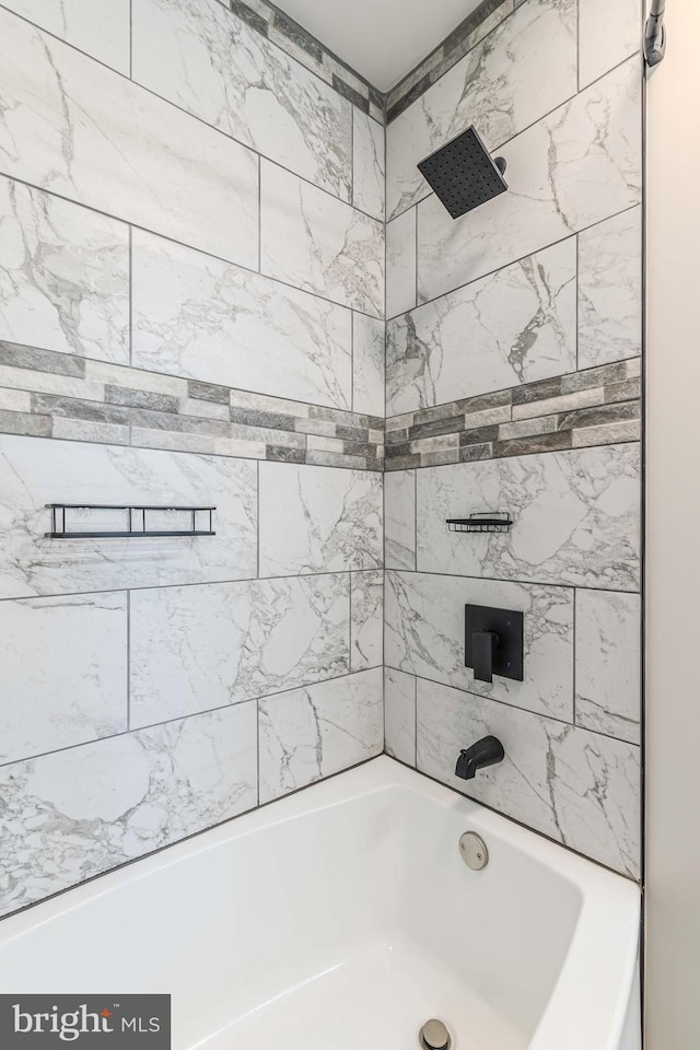 bathroom featuring tiled shower / bath combo