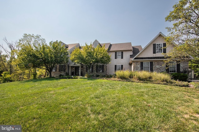 view of front of property featuring a front lawn