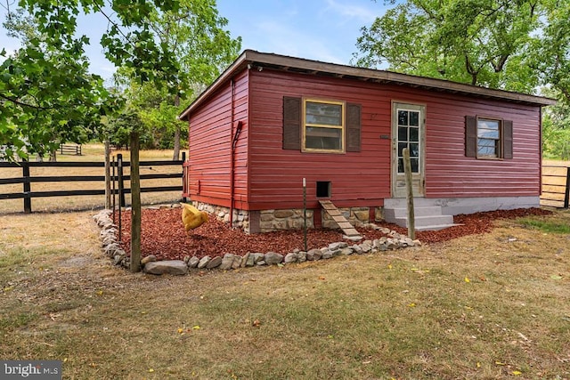 view of side of property featuring a lawn