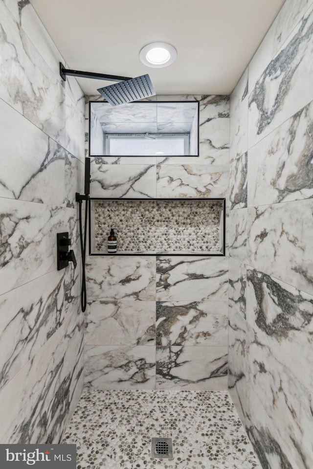 bathroom featuring tiled shower