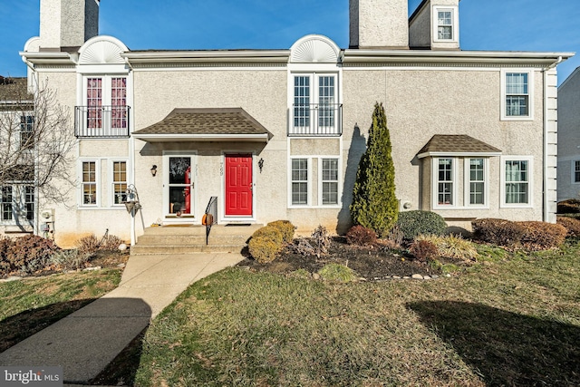 view of front facade featuring a front yard