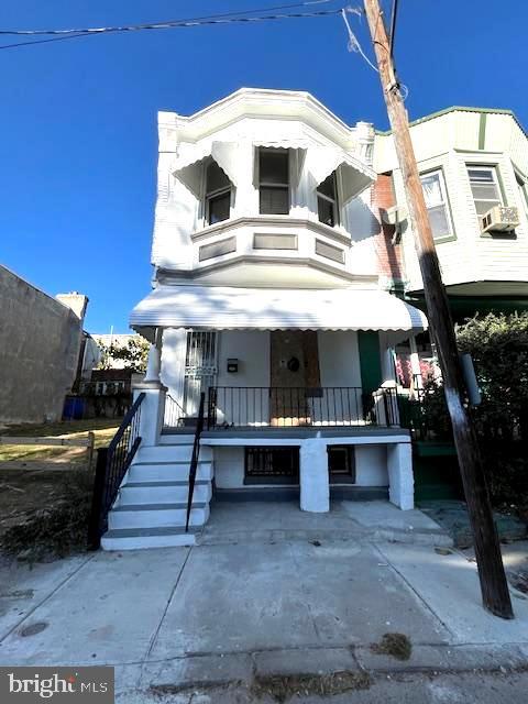 view of front facade with covered porch