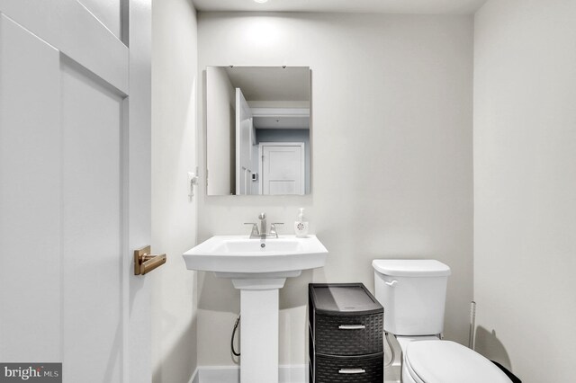 bathroom featuring toilet and sink