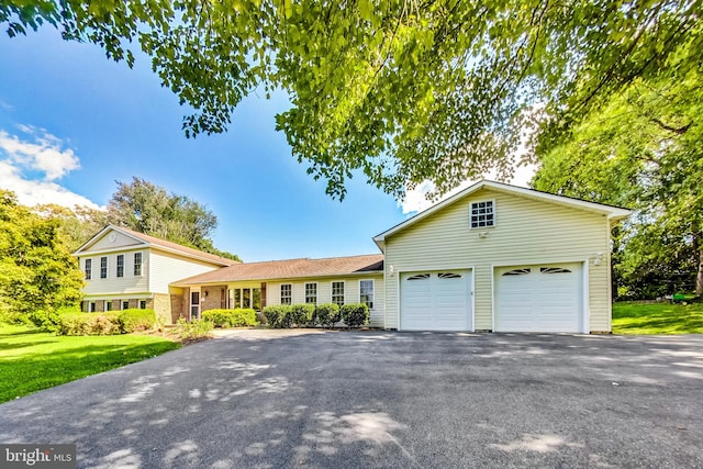 view of front of house featuring a front yard and a garage