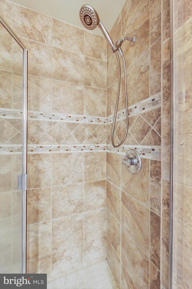 bathroom featuring tiled shower