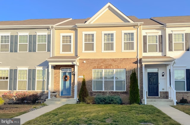 multi unit property featuring a front yard