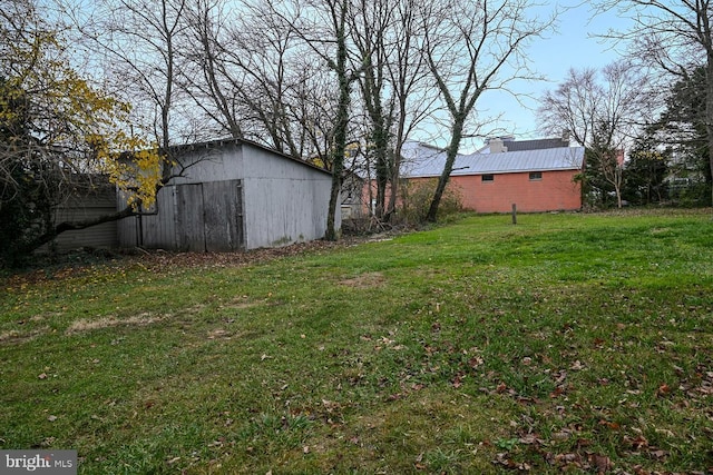 view of yard with an outbuilding