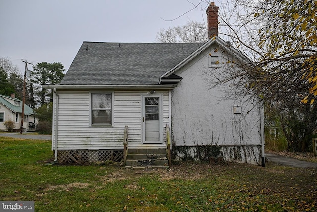 view of front of home featuring a front lawn