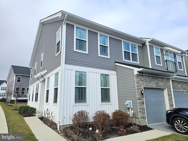 view of front facade featuring a garage