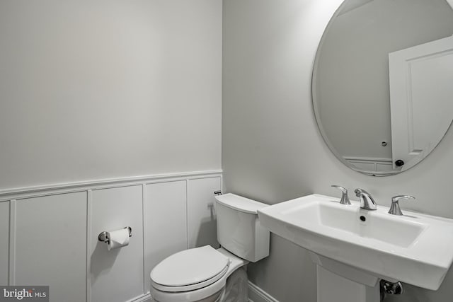 bathroom featuring toilet and sink