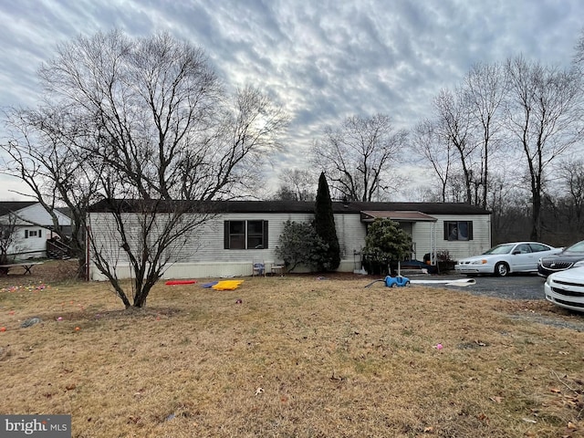 view of front of home with a front lawn