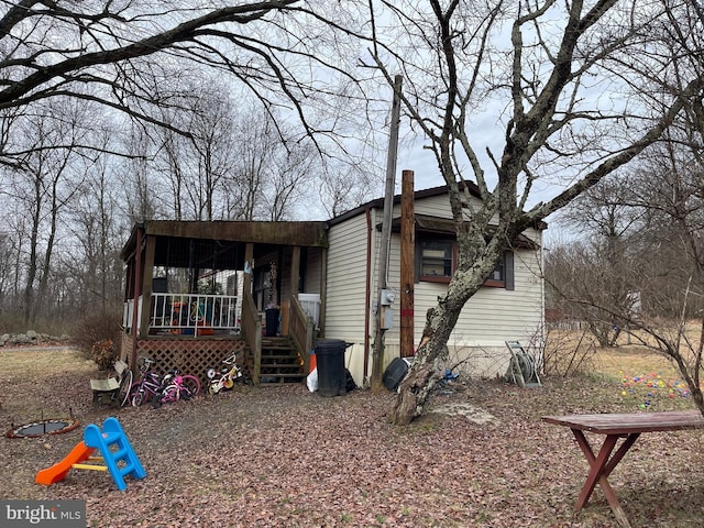 view of front of property featuring covered porch