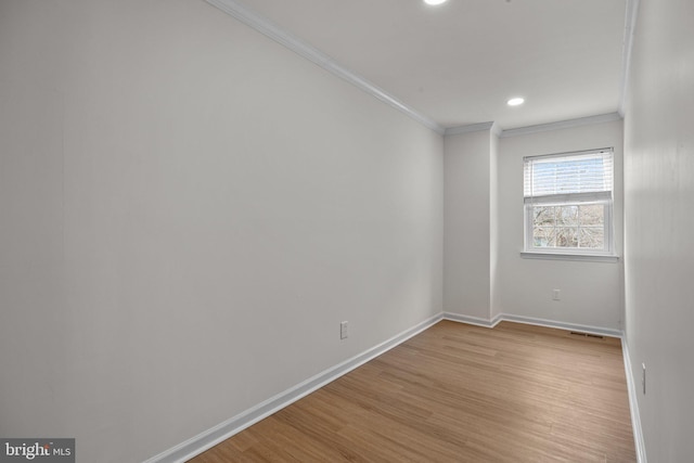 empty room with light wood finished floors, baseboards, visible vents, ornamental molding, and recessed lighting