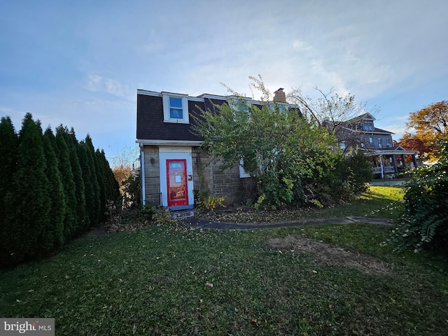 view of front facade with a front yard