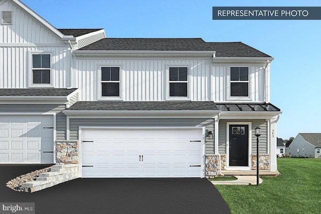 view of front of house featuring a garage and a front yard