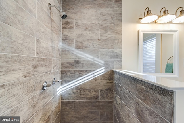 bathroom featuring a tile shower