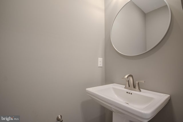 bathroom featuring sink