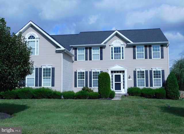 colonial home featuring a front yard