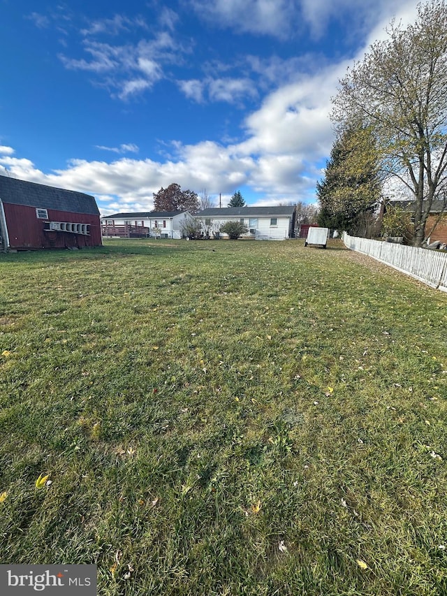 view of yard featuring an outdoor structure