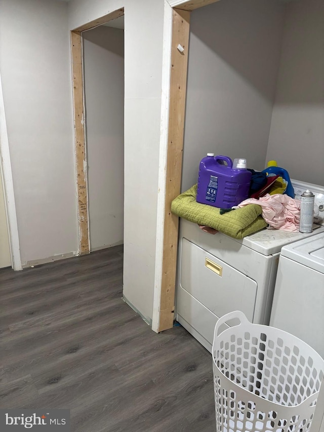 laundry room featuring dark hardwood / wood-style flooring and independent washer and dryer