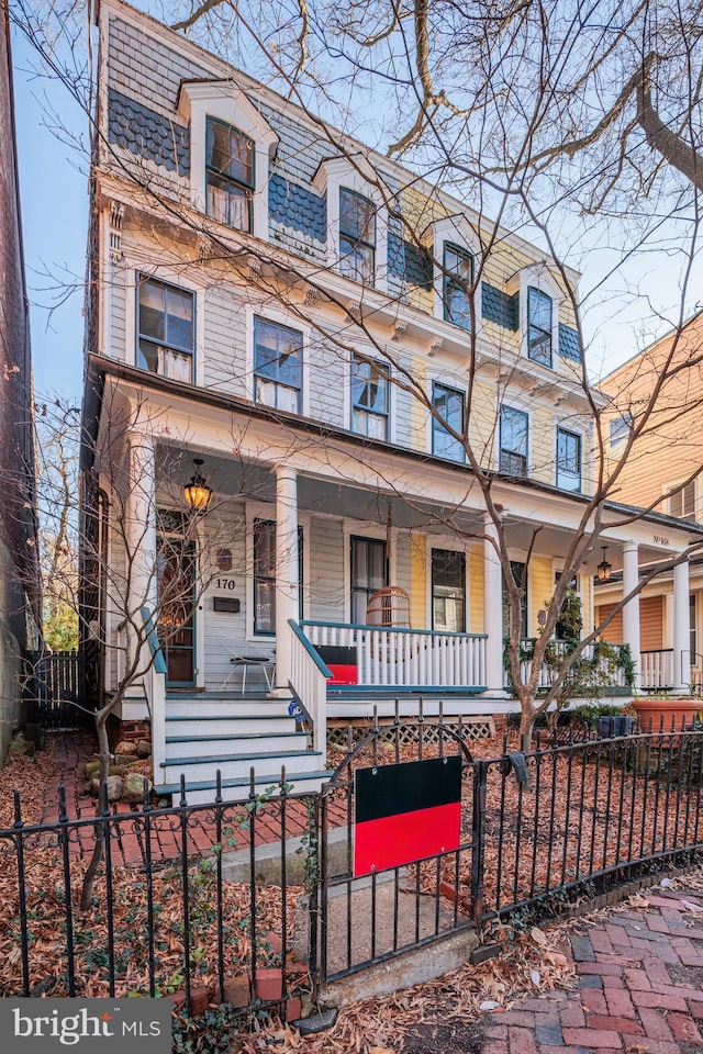 view of front of property featuring covered porch