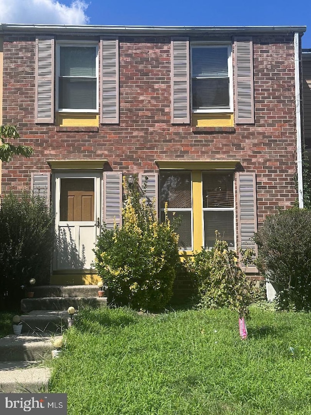 view of front of house with a front lawn