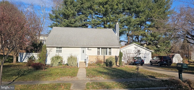 view of front of property featuring a front yard