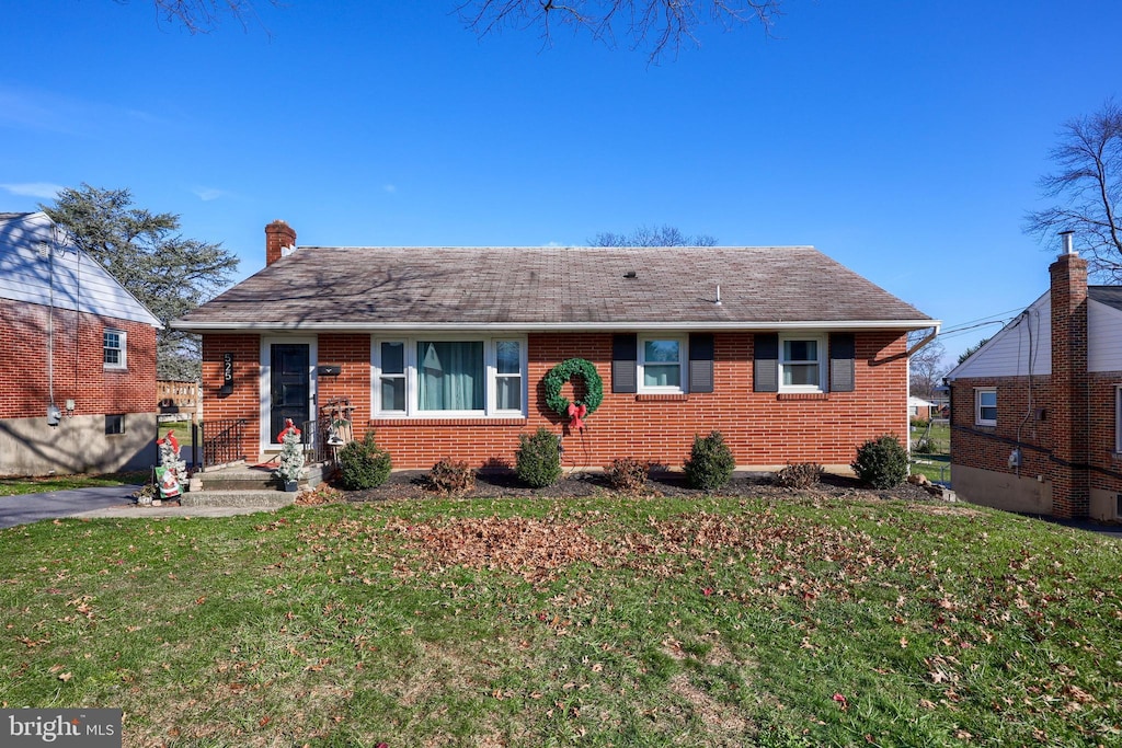 view of front of house featuring a front lawn