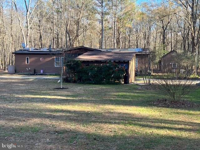 view of yard with a garage