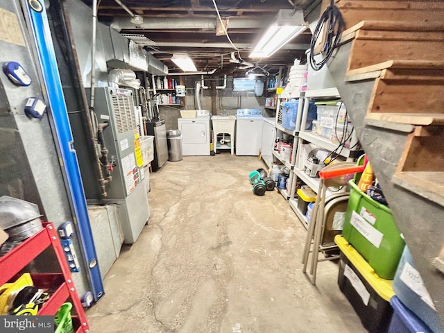 basement featuring sink and independent washer and dryer