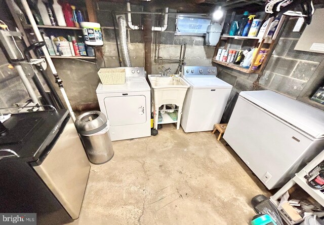 laundry room featuring washer and clothes dryer and sink