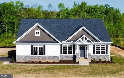 craftsman-style house featuring a front yard