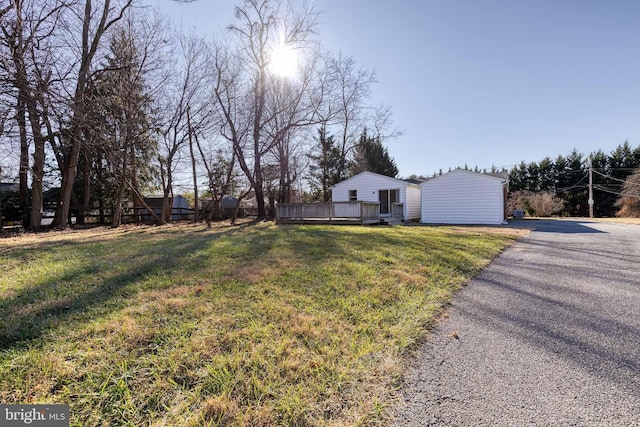 view of front of property featuring a wooden deck and a front lawn