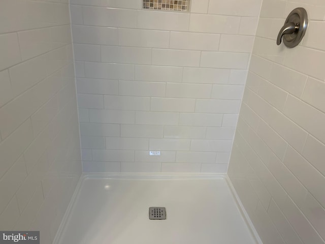 interior details with a tile shower