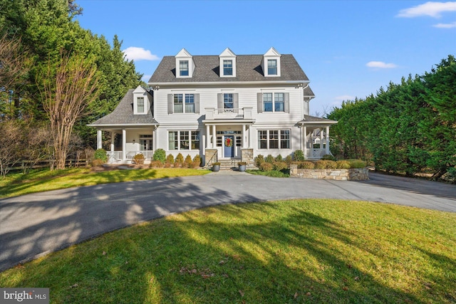 view of front of home featuring a front yard