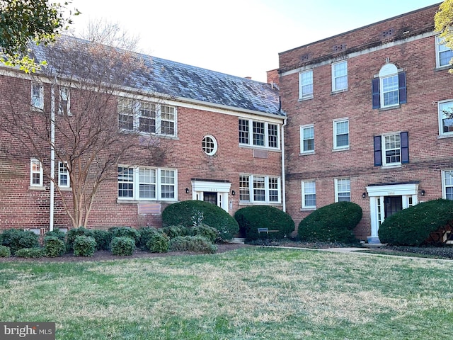 view of front of property with a front lawn