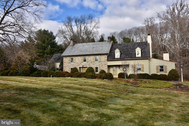 view of front of property with a front yard