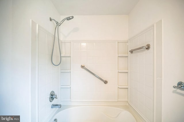 bathroom featuring tiled shower / bath combo