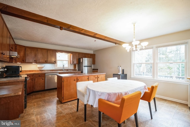 dining area featuring beam ceiling, sink, a textured ceiling, and a notable chandelier