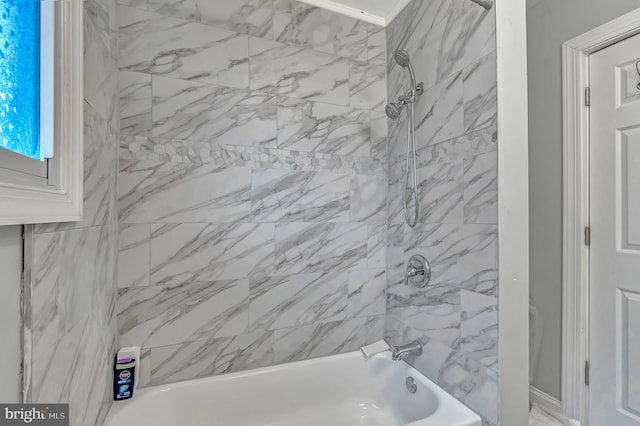 bathroom with tiled shower / bath